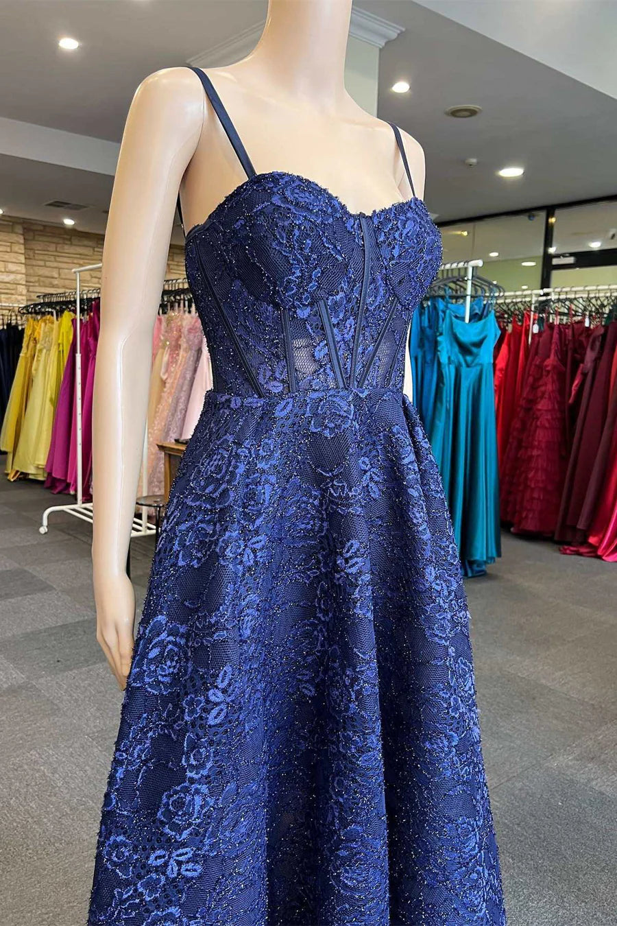 Vestido de fiesta con tirantes de encaje y corte A